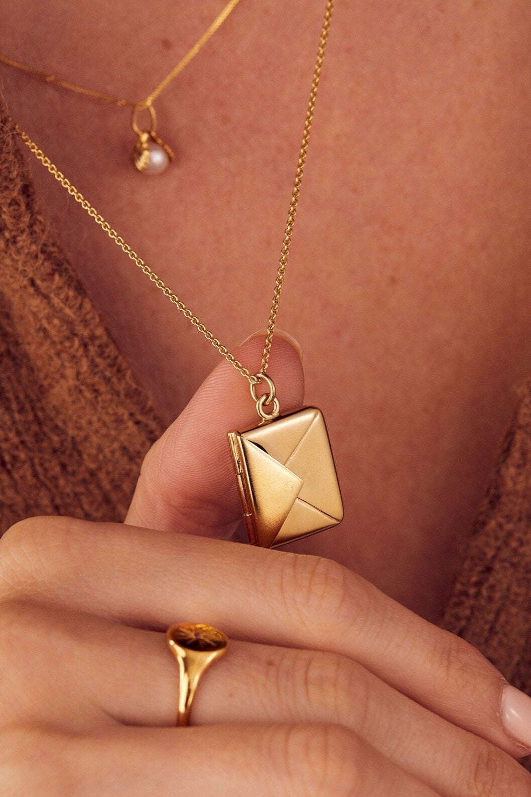 ZEYA - Amira Elegant Envelope Necklace