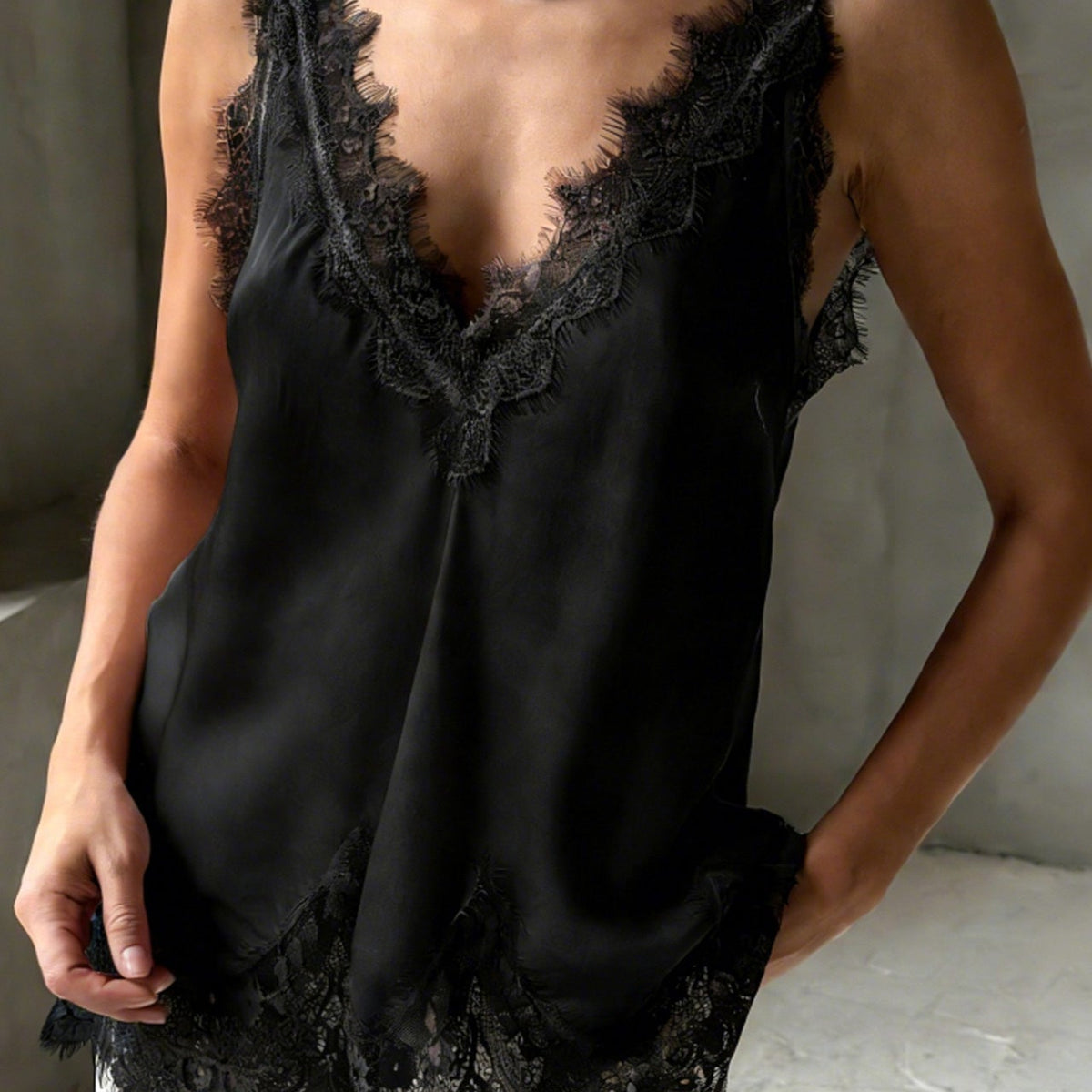ZEYA - Senna V - Neck Lace Trim Tank Top