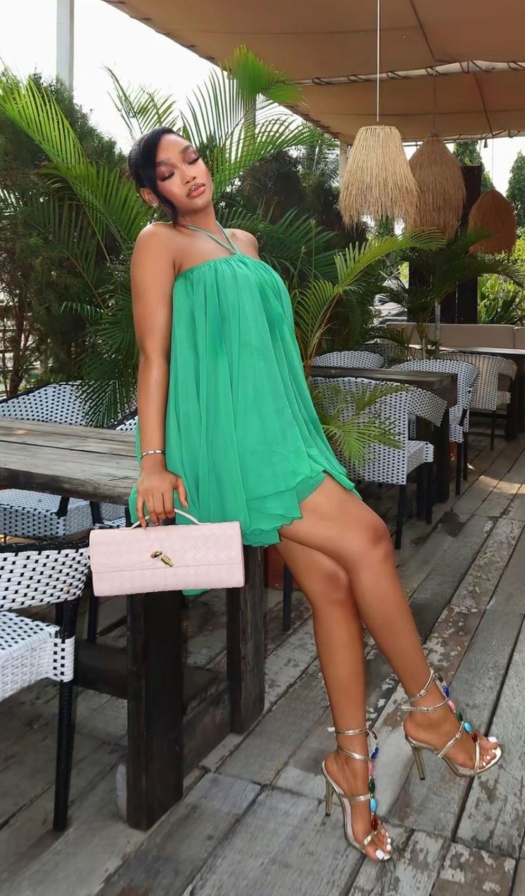 Yasmin kurzes Neckholder-Kleid mit freiem Rücken