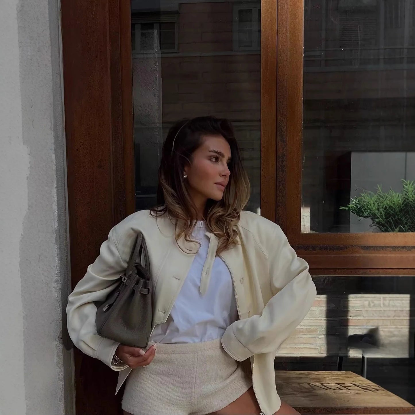 Naomi με όρθιο γιακά και λεπτομέρειες κουμπιών