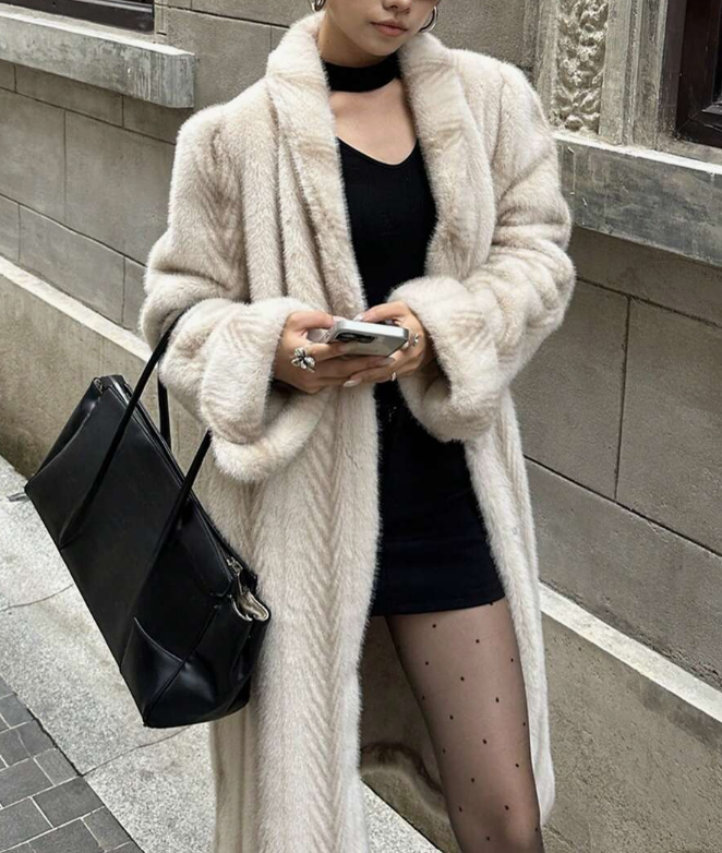 <h2>Cappotto in eco-pelliccia elegante e caldo</h2>
<p>Il Alicia Lace Up Faux Fur Maxi Coat è un'aggiunta elegante e confortevole a qualsiasi guardaroba invernale. Con una texture morbida e vaporosa e una vestibilità ampia e rilassata, questo cappotto gar
