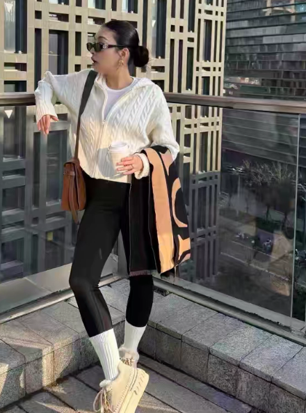 Cardigan de Malha Melanie com Fecho e Gola Alta