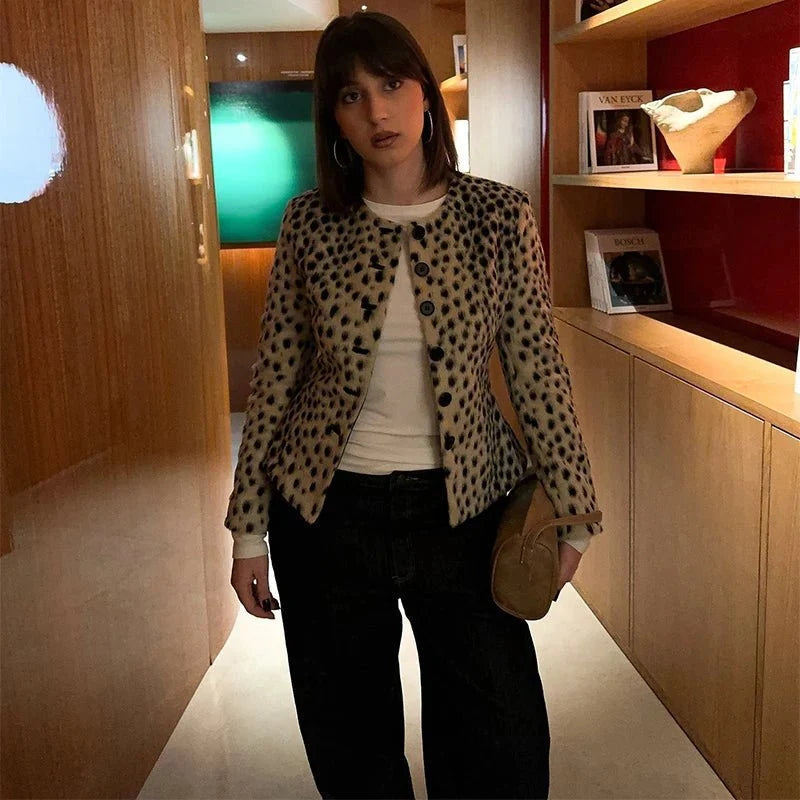 Krátká bunda Katie z umělé kožešiny s leopardím vzorem