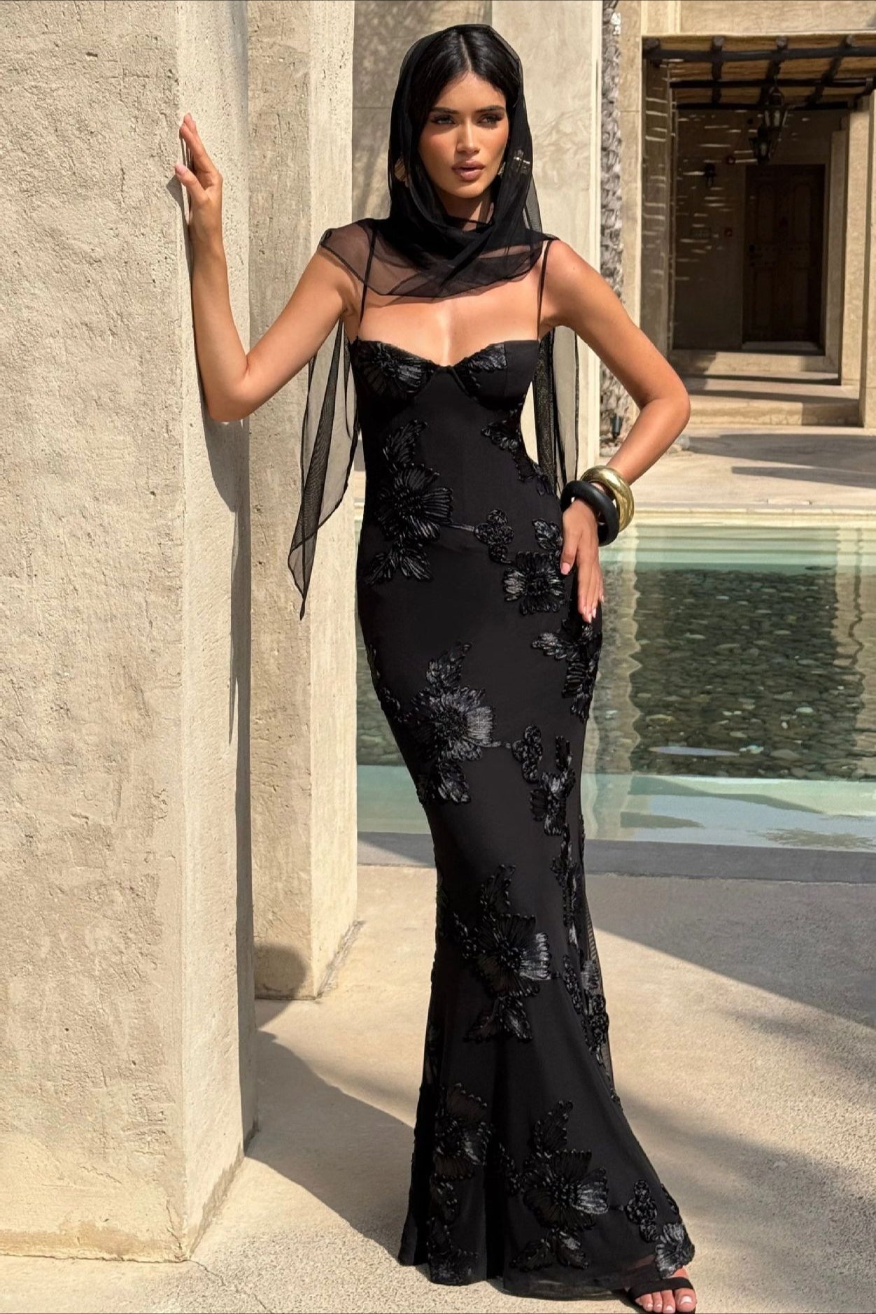 Rochie de seară Scarlett cu aplicații și legare la spate