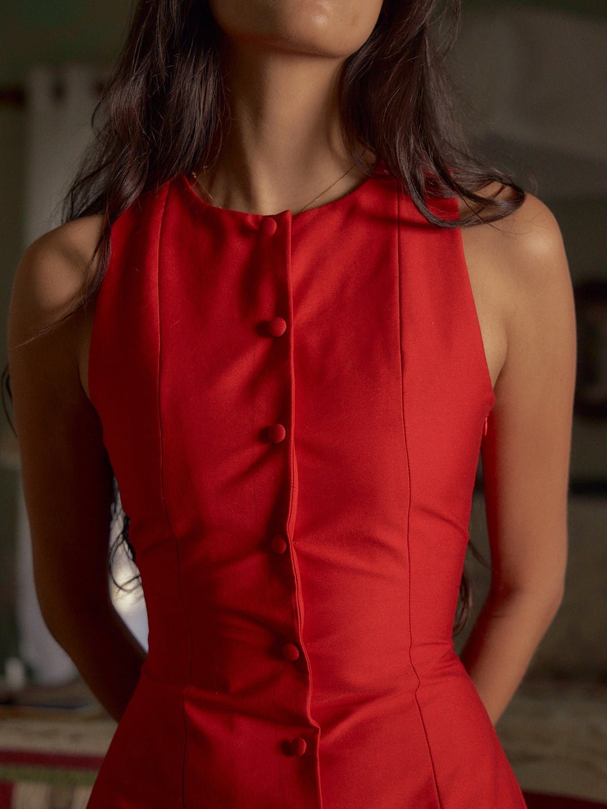 Rochie mini fără mâneci Astra cu nasturi în față