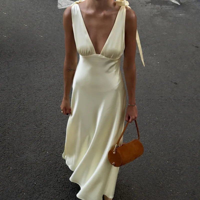 Vestido maxi Melanie de satén con tirantes anudados