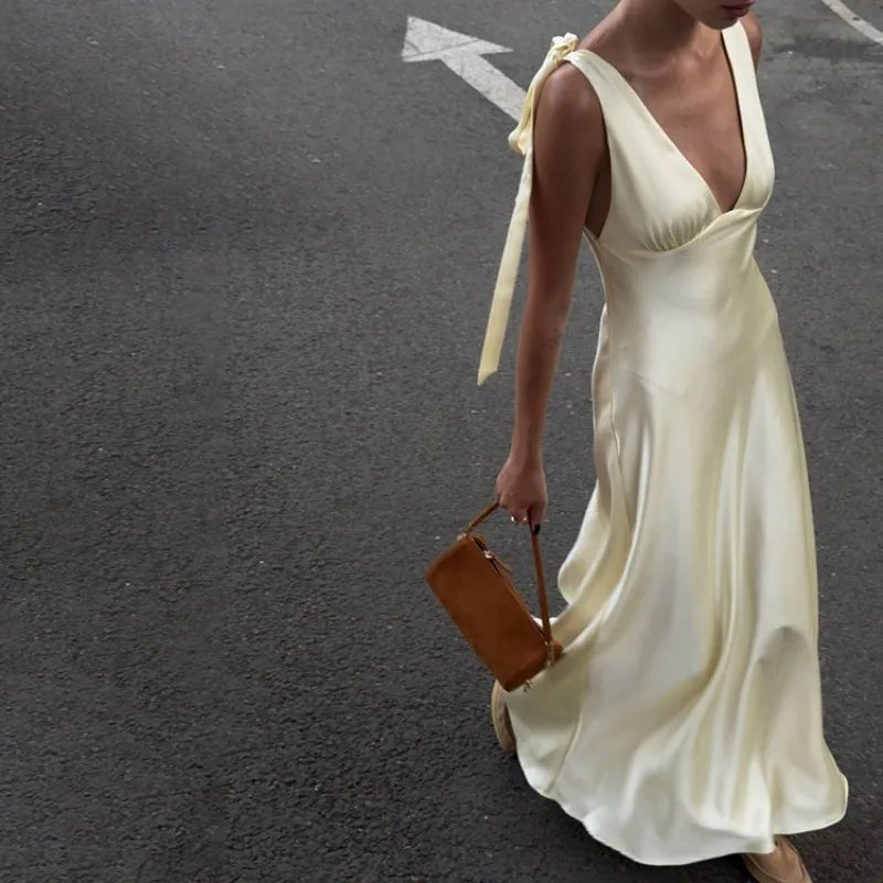 Vestido maxi Melanie de satén con tirantes anudados