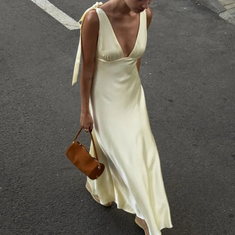 Vestido maxi Melanie de satén con tirantes anudados
