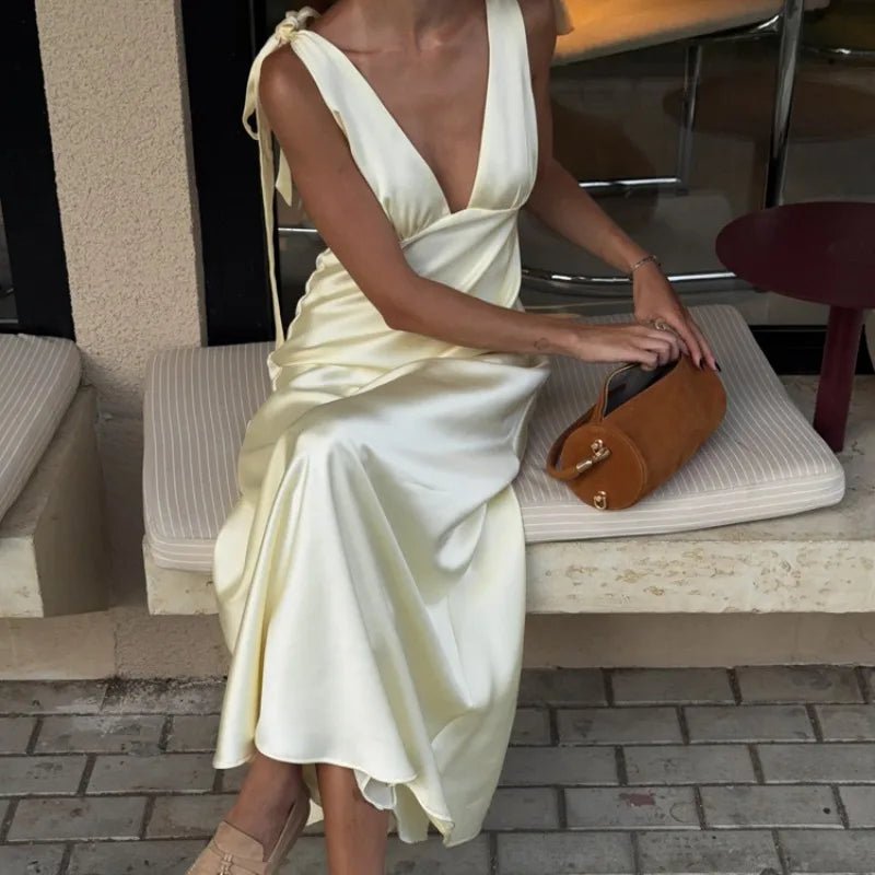 Vestido maxi Melanie de satén con tirantes anudados