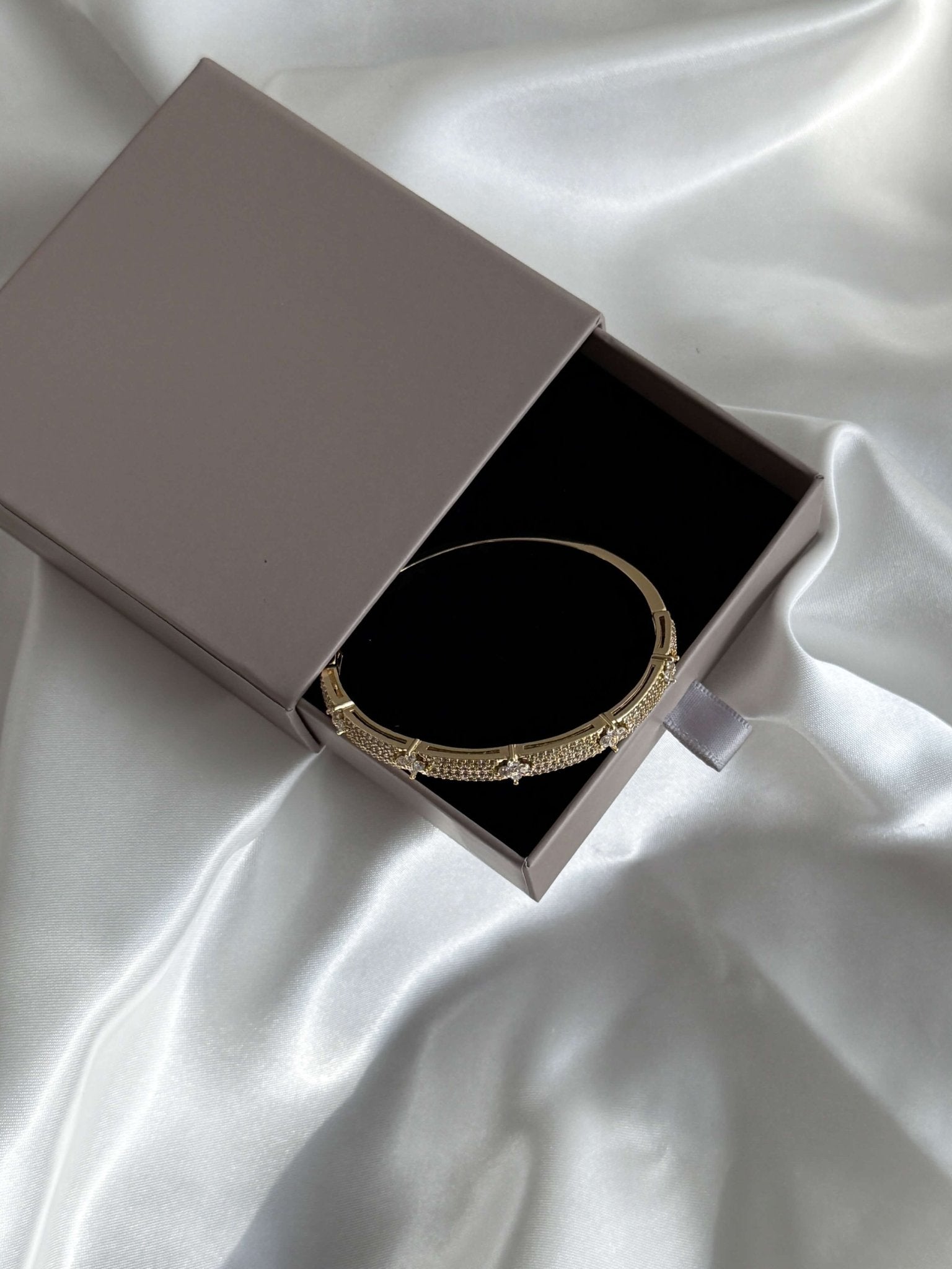 ZEYA - Camille Cuff