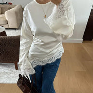 Bluză Danica din satin cu dantelă și mâneci lungi