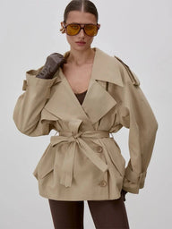 Donna trenchcoat med snörning och ståkrage