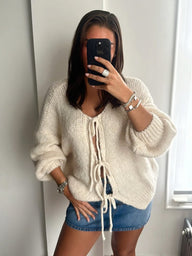 Emma Strick Cardigan mit Schleifendesign