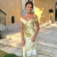 Katelyn szatén váll nélküli maxi ruha