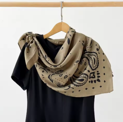 Reese pletený šátek bandana s paisley vzorem