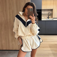 Set de pantaloni scurți și jachetă tip windbreaker Sandra Chevron