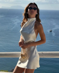 Seraphina satino trumpa su atvira nugara suknelė